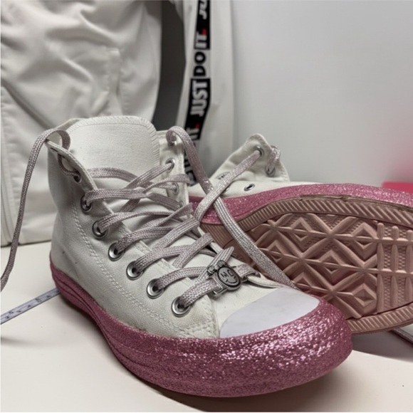 Converse x Miley Cyrus Chuck
Taylor All Star Hi Glitter Woman size 8.5, man 6.5 - Picture 4 of 5